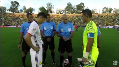 Loi 8 : Coup d'envoi et reprise du jeu.
Quelle procédure est à suivre quand l'équipe remporte le toss (pile ou face) ?