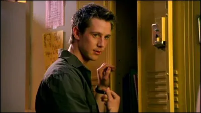 Lors de la troisième saison, que fait Logan pour protéger Veronica ?