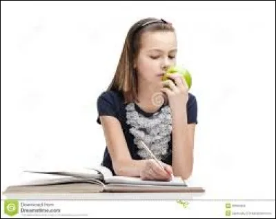 Tu vois un élève en train de manger en classe.