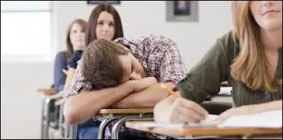 Tu fais un exercice avec les élèves et tu surprends un élève en train de dormir.