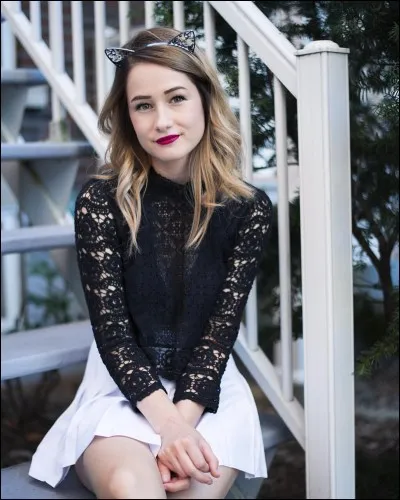 Avec qui a-t-elle tourné la vidéo prom 2015 ?