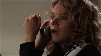 Que dessine Peyton derrière son lit après l'agression de son faux frère ?