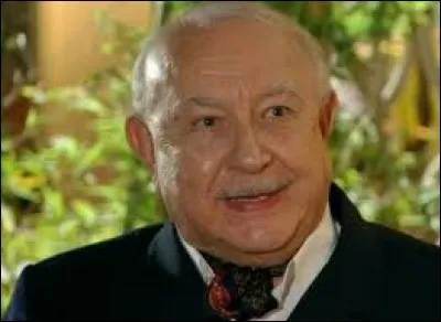 Comment s'appelle le fils illégitime de Díonísío Albuquerque ?