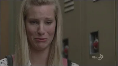 Avec quoi écrit-elle toujours ?