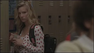 Elle est sortie avec un garçon de l'équipe de foot de sa sur. Quel âge avait-il ?