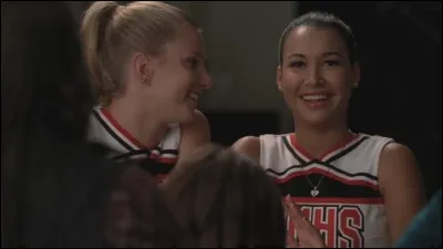 Alors pourquoi porte-t-elle des jambières sur ses bras ?