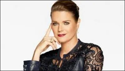 C'est l'actrice qui joue la mère des sœurs Del Junco qui s'appelle Cayetana Belmonte Del Junco ...