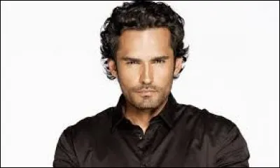 C'est celui qui déteste les Gallardos et qui a tué Alma Gallardo. L'acteur se nomme ....