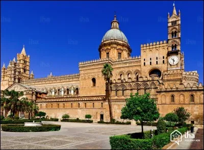 Cette ville est située en Sicile.