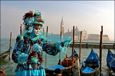 Cette ville est très célèbre pour ses ponts et ses carnavals.