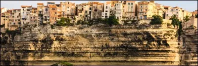 Ces maisons à flanc de falaise sont situées à Bonifacio, en Corse :