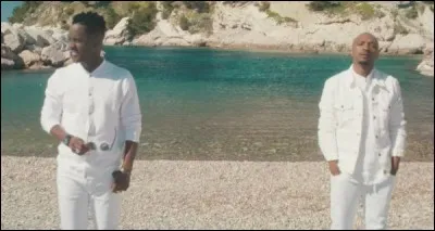 Qui chante la première partie du refrain ?