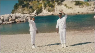 Complétez les paroles du couplet de Soprano : 
"On m'dit que ta fille va bientôt rentrer au lycée (oh oh)
Elle doit être trop belle
Connaît-elle notre histoire, nos liens (...)"