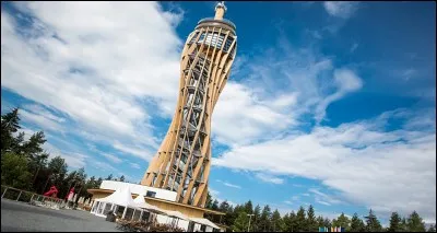 Dans quel pays se trouve la tour d'observation en bois Pyramidenkogel ?