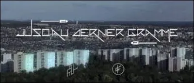 Complète cette phrase : "Chez moi on dit qu'au fond du trou, jette un homme ..."