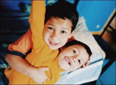 Avec qui Ademo et N.O.S ont-ils grandi ?