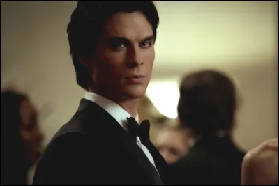 Qu'est-ce que Damon confond avec du bourbon au tout début de la saison 7 ?