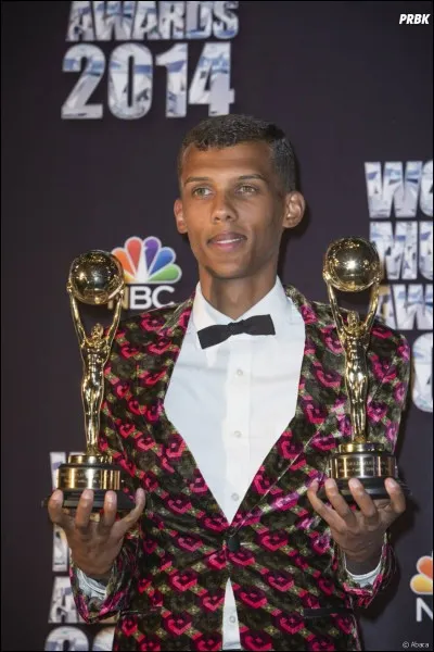 En quelle année gagne-t-il 3 récompenses à la cérémonie des World Music Awards ?