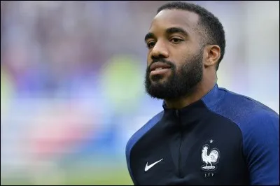 Dans quel club Alexandre Lacazette évoluait-il avant de venir à Arsenal ?