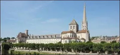 Laquelle de ces trois abbayes ne se situe pas dans les Pays-de-la-Loire ?