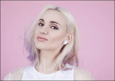 Elle est en couple avec...