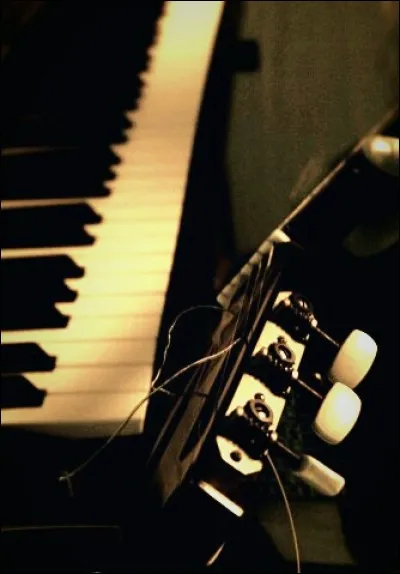 Quelle est la première chanson que Mika ait appris à jouer au piano ?