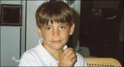 Au-dessus de quel appartement Mika a-t-il grandi ?