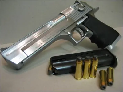 Quelle arme fut remplacée par le Deagle temporairement ?