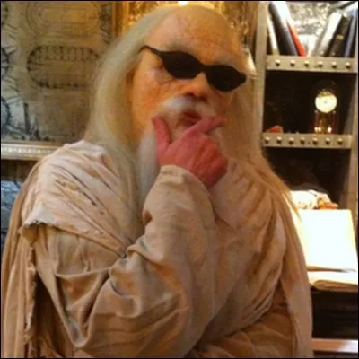 Cet homme est le maître du jeu et il s'appelle Elliott.