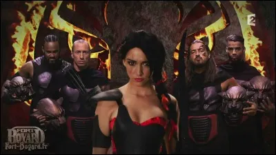 Rouge dirige la cage.