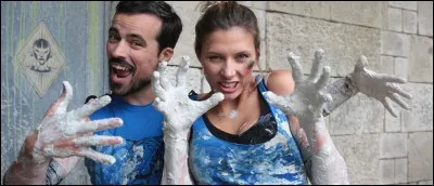 Ces joueurs ont de la peinture sur eux car ils devaient se jeter dans un énorme pot de peinture verte.