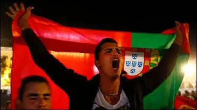 Pourquoi les petites filles portugaises cachent-elles une vieille crevette dans leur culotte ?