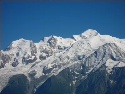 L'altitude du mont Blanc est de 4810 mètres.