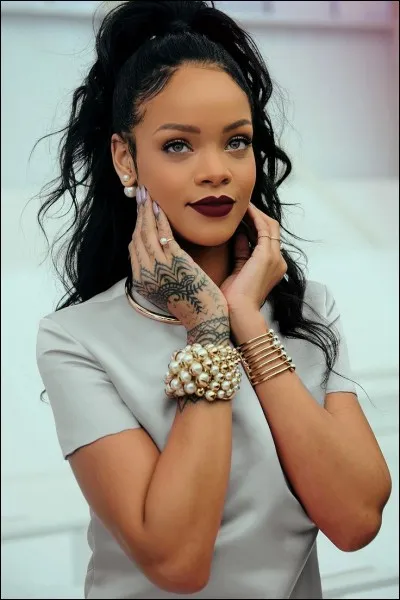 Sur l'image, vous pouvez voir Rihanna.