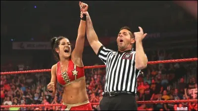 En quelle année a-t-elle débuté sa carrière de lutteuse professionnelle ?