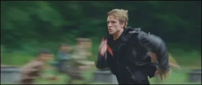 Lorsque le jeu est lancé dans l'arène, avec qui Peeta va-t-il s'allier au début ?