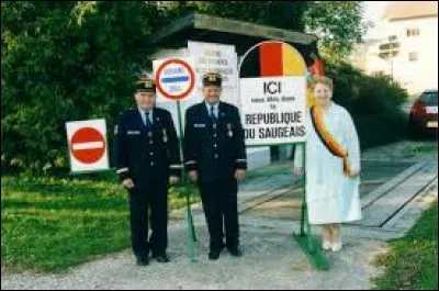 Dans quel département français se situe la République autoproclamée du Saugeais ?