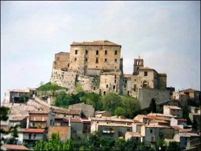 Pour finir, rendons-nous en Corse où cette commune de 31 habitants pour 54 maisons recensées est connu pour sa végétation dominée par les châtaigneraies.