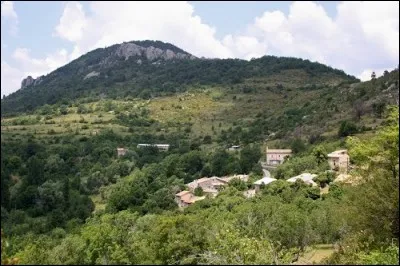 Cette commune située à 1143 m d'altitude se situe dans les Alpes-de-Haute-Provence. C'est la fonction touristique qui est la plus importante pour cette commune qui ne compte que 3 habitants.