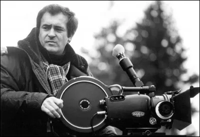 Fils d'un poète, il commence à écrire dès l'âge de 15 ans. Son second film, inspiré de « La chartreuse de Parme » de Stendhal, est salué par la critique. Un de ses films, dont Marlon Brando est l'acteur principal, provoqua un scandale.
Bernardo Bertolucci n'a pas réalisé  :