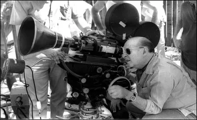 Ce réalisateur fut un pilier du néoréalisme italien. Il eut, en 1956, François Truffaut comme assistant réalisateur. Il fut marié à Ingrid Bergman.
Roberto Rossellini n'a pas réalisé  :