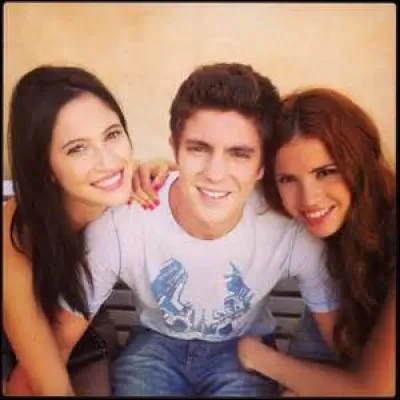 Maxi est tombé amoureux de quelle fille, au début de la saison 2 ?