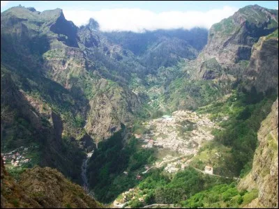 Selon la légende, combien existait-il de Chevaliers de la Table Ronde ?