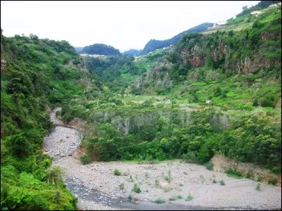 Dans un succès paru en 1959, quelle chanteuse invite Milord à s'asseoir à sa table ?