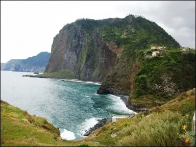 Quel acteur interprète le rôle principal dans le film "Les Garçons et Guillaume, à table !", sorti en 2013 et dont il est également le réalisateur ?