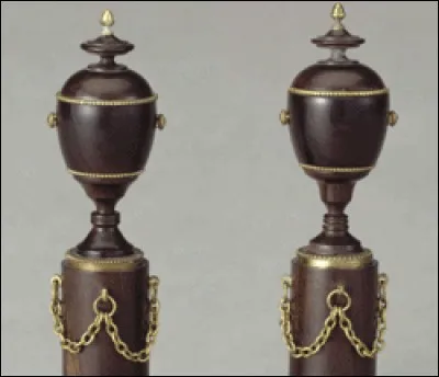 Quel visage n'apparaît pas sur ces vases ?