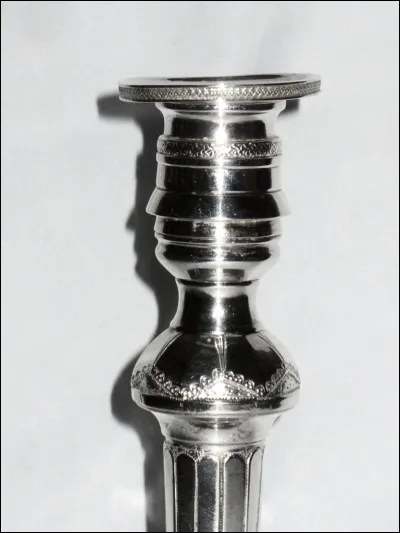 Quel portrait est né de l'ombre de ce vase ?