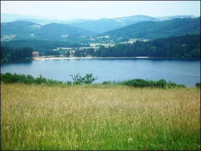 Quel est ce lac ardéchois, d'origine volcanique, situé à 1000 mètres d'altitude, dans l'ouest du département ?