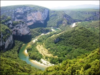 L'Ardèche présente encore une autre particularité pour la France métropolitaine. Laquelle ?