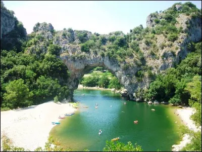 Les gorges de l'Ardèche abritent un grand nombre d'avens et de grottes. À quoi la grotte Chauvet doit-elle sa renommée ?